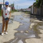 Daño. En prácticamente todas las calles de Costa de Oro, en Salinas, se han rebosado las aguas. En algunos puntos hay extensas cuadras  afectadas.
