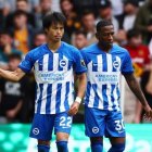 Mitoma (i) es uno de los socios en cancha del ecuatoriano Pervis Estupiñán en Brighton