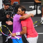 Carlos Alcaraz (i) abraza a Rafa Nadal tras el partido disputado en Las Vegas.