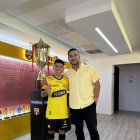 Braian Oyola junto a Antonio Álvarez, presidente del Barcelona.