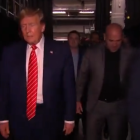 Trump llega al Kaseya Center junto a Dana White, presidente de la UFC.