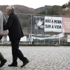 Ciudadanos ejercen su derecho al voto este 10 de marzo en la región de Trás-os-Montes en Portugal.