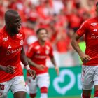 El goleador ecuatoriano Enner Valencia (i) volvió a anotar para Inter de Porto Alegre en el torneo estadual