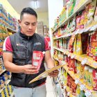 Control.- Uno de los técnicos de Arcsa en las inspecciones de los alimentos para detectar que en perchas no estén los lotes que tienen alto nivel de plomo.