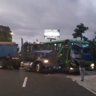 Ambos vehículos quedaron atravesados sobre la avenida, entre los sectores Miravalle 2 y 4, en sentido Quito- Cumbayá.