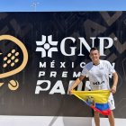 El riobambeño de 33 años con la bandera en la sede del torneo, en México.