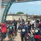 Los ciclistas ecuatorianos en la planificación desarrollada en Puerto Pizarro.
