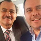 Fernando Villavicencio publicó esta fotografía de Diego Sánchez y Carlos Pólit, en el marco de una denuncia sobre la disputa en la Contraloría.