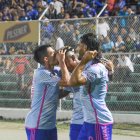 Facundo Castelli (d) celebró junto a sus compañeros el gol de Emelec ante Orense en el estadio 9 de Mayo de Machala.