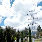 Ciudadanos reportaron cortes de energía eléctrica en varios sectores de Quito.