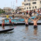 Los integrantes del equipo de Manuel Calle 2 celebraron en el malecón de Posorja al llegar primeros.