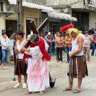 En una rápida procesión se desarrolló un dramatizado del viacrusis de Cristo.