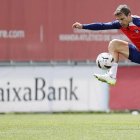 El jugador César Azpilicueta podría perderse el partido con Atlético de Madrid por una molestia muscular