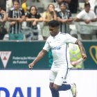 El volante ecuatoriano José Cifuentes comienza a ganar más espacio en Cruzeiro