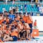 Jannik Sinner en una de las tantas fotos oficiales luego de alzar el título del Miami Open el domingo 31 de marzo.