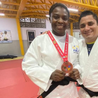 Roberto Ibáñez, hasta el lunes 1 de abril presidente de la Federación Ecuatoriana de Judo, junto a Vanessa Chalá, en el coliseo donde deberán salir en 30 días.
