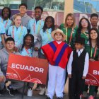 Parte de la delegación tricolor en la ceremonia de banderas este miércoles 3 de abril.