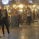 Situación. Diferentes ciudadanos consultados aseguran que optan por reunirse en sitios con amplio resguardo.