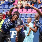 Los hermanos Ibarra en pleno festejo, Romario y Renato que hizo un doblete.