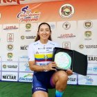 Núñez con el plato de campeona de la competencia colombiana.