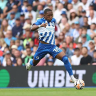 Pervis Estupiñán abandonó por lesión el partido entre Brighton y Burnley
