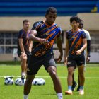 Nixon Molina volante de Libertad FC que enfrenta a su ex equipo Barcelona.