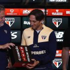 Luis Zubeldía (d) fue presentado como entrenador de Sao Paulo.