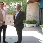 Francisco Aguirre, CEO y fundador de Sigma, quien hizo la entrega de la placa a Mauricio Navia, gerente general de Omni Hospital.