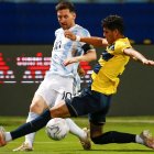 AME027. GOIANIA (BRASIL), 03/07/2021.- Lionel Messi de Argentina disputa hoy el balón con Piero Hincapie (c) de Ecuador, durante un partido por los cuartos de final de la Copa América en el estadio Olímpico Pedro Ludovico Teixeira en Goiania (Brasil). EFE/Alberto Valdés Argentina - Ecuador