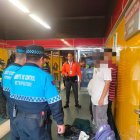 Los aprehendidos tenían mochilas, varias fundas plásticas y un tarro de pintura.