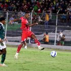Fidel Martínez (d) marcó el gol del triunfo sobre Orense.