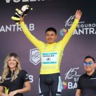 El tricolor Jonathan Caicedo celebra tras coronarse como campeón de la Vuelta Bantrab.