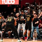 Donovan Mitchell de los Cavaliers festeja con sus compañeros el pase del equipo a las semifinales de Conferencia.