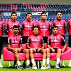 Nixon Rosero (d) y Jorge Montenegro (sentado derecha) formaron parte del Team Banco Guayaquil hasta 2023.