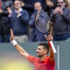 Nole festeja tras vencer por 7-5 y 6-1 al neerlandés Tallon Griekspoor y meterse a la semifinal de Ginebra donde está a punto de conseguir su primer título de 2024.