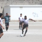Ulises de la Cruz (c), de 50 años, dejó su faceta como lateral y ahora es delantero en el fútbol barrial. Es el capitán del Corinthians que juega en la liga de Pomasqui.
