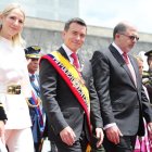 Fotografía de archivo en donde aparece el presidente ecuatoriano, Daniel Noboa (c), acompañado de su esposa, Lavinia Valbonesi (i), y el presidente de la Asamblea Nacional, Henry Kronfle (d).