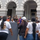 Familias de los privados de libertad se acercaron a la Gobernación del Guayas para exigir soluciones ante la falta de alimentos en las prisiones.