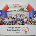 La delegación de Manabí se coronó campeona de los Juegos Nacionales de Olimpiadas Especiales que se desarrollaron en Manta. Los anfitriones que participaron con 49 representantes acumularon  21 medallas de oro, 27 de plata y 20 de bronce.  

El segundo lugar fue para Pichincha, que cosechó 19 preseas de oro, 17 de plata y 10 de bronce, mientras que Santo Domingo ocupó el tercer lugar, con 16 medallas de oro, 13 de plata y 15 de bronce.

Con las competencias de atletismo y la final de fútbol sala, el martes, se dieron por terminados los vigésimos segundos Juegos en el puerto manabita, donde participaron desde el 1 de junio cerca de 700 deportistas de 19 provincias del país.  

La final del fútbol sala femenino fue ganada por la selección de Sucumbíos ante Manabí. 

La provincia amazónica se fue invicta de la lid deportiva al haber ganado cuatro partidos y solo empatado un encuentro. Eso le otorgó el boleto para representar a Ecuador en los Juegos Latinoamericanos de Olimpiadas Especiales que se desarrollarán en Asunción, Paraguay. 

Una de las disciplinas más coloridas y simpáticas de las olimpiadas fue la gimnasia rítmica. Santo Domingo en esta rama tuvo una gran participación. Sus deportistas derrocharon mucho talento y dejaron perplejos a los asistentes por sus habilidades en la pista.  



Expectativas superadas

Desde la organización se calificó como exitoso y emocionante las jornadas deportivas en las que los participantes sacaron a relucir su talento y dejaron grandes mensajes y emotivos momentos a los presentes. 

Héctor Cueva, presidente de las Olimpiadas Especiales dijo a EXPRESO que el resultado más destacado fue el apoyo de todas las instituciones y la ciudadanía de Manta que hizo sentir su cariño y hospitalidad.

“Hemos encontrado en Manta escenarios maravillosos, la calidad humana de su gente, los voluntarios que hicieron un trabajo excepcional por acercarse a los chicos... todo eso realmente sobrepasó las expectativas y se convirtió en una experiencia muy bonita”, resaltó. 

Douglas Anzules, coordinador de los Juegos, capítulo Manabí, destacó que todas las delegaciones dejaron lo mejor en cada una de las competencias. Asimismo, dijo que “brilló la solidaridad”, la confraternidad y el compañerismo sea cual sean los resultados.

“Es digno de felicitar a todos los participantes. Desde que aceptaron competir, y se prepararon para llegar hasta Manta, ya eran unos campeones y ganadores. Estamos muy orgullosos de haberlos recibido de la mejor forma en esta tierra. Esperemos tenerlos pronto de regreso”, finalizó Anzules.
