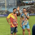 Ronaldinho Gaúcho (i) junto a Juan Arango en Venezuela