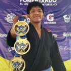 El peleador ecuatoriano Joseph Chimbolema Morocho, oriundo de Playas, recibió hace pocos días un reconocimiento en Nueva Jersey, Estados Unidos, por haber sido el tricolor con el mejor desempeño en el reciente Mundial Jiu Jitsu, disputado también en el país norteamericano.

Si bien Chimbolema no logró ser campeón mundial, ganó 3 peleas y llegó hasta cuartos de final, en una delegación nacional que estuvo integrada por 15 deportistas tricolores, entre ellos cintas azules, violetas, café y negras de diferentes academias y lugares del país.

“Sigo sin creérmela, estuve a una pelea de llegar al podio mundial. Esta es una experiencia que no tiene precio. Me faltan palabras para agradecer a todos los que estuvieron presentes en estos cuatro meses de preparación, pero sí quiero mencionar y agradecer de todo corazón a mi profesor Fernando Soluço y toda la galera de Alliance LDE (Liga Deportiva Estudiantil) por la preparación y la exigencia en cada entrenamiento; la verdad es que no hubiera llegado tan lejos sin ustedes”, dijo en sentidas palabras el deportista.

Joseph Chimbolema con las distinciones que ha alcanzado.