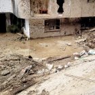 Bomberos de otras partes del país ayudan en las tareas de rescate de los desaparecidos tras aluviones y deslizamientos de tierra.