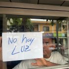 En un estudio de fotografía ubicado en el norte de Guayaquil, se informa a los clientes que no hay atención por el apagón. Otros negocios como las heladerías fueron también afectados económicamente.