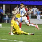 El argentino Lautaro Martinez anotó frente al golero canadiense Maxime Crepeau, en el partido inaugural de la Copa América 2024.