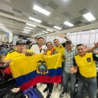 Un grupo de hinchas manabitas se encontraron en el aeropuerto de El Salvador y aprovecharon para fotografiarse y hablar de fútbol, antes del partido de la Tri.