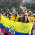 Hugo Roca, con el brazo alzado, arenga a los jugadores de la Tri, a quienes todavía les tiene esperanzas en el torneo.