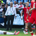 El entrenador de Perú, Jorge Fossati (C), observa a Piero Quispe en el campo durante la primera mitad del partido del grupo A de la CONMEBOL Copa América 2024 entre Perú y Canadá, en Kansas City, Kansas, EE. UU., el 25 de junio de 2024.