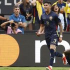 Piero Hincapié (i) celebra su primer gol en la Copa América 2024