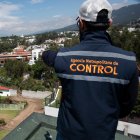 Personal de la AMC acudió al predio para notificar a las personas sobre la sanción por contaminar la quebrada.