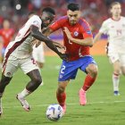 Orlando (United States), 30/06/2024.- Richie Laryea of Canada (L) in action against Chile"s Gabriel Suazo during a CONMEBOL Copa America group A match in Orlando, Florida, USA, 29 June 2024. EFE/EPA/MIGUEL RODRIGUEZ